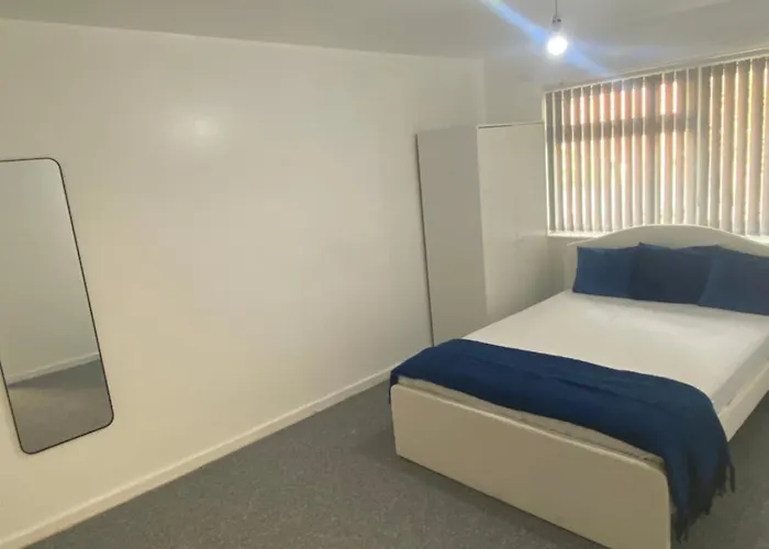 3 Bedroom House With New Kitchen And Bathroom