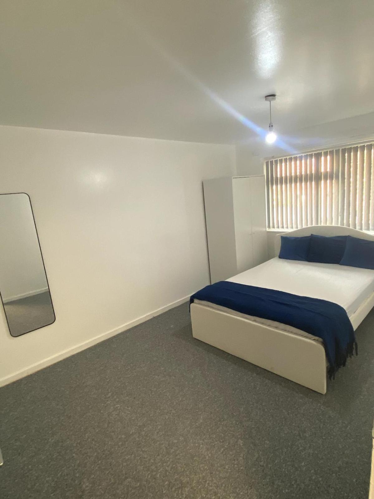 Holiday home 3 Bedroom House With New Kitchen And Bathroom Manchester